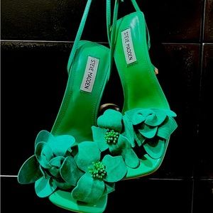 Beautiful suede green strappy heel, with gorgeous flower detail on the toe